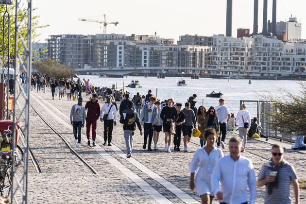 Coronavirus in Dänemark, Menschen tummeln sich auf öffentlichen Plätzen Koebenhavnere nyder det varme foraarsvejr paa Island Brygge i Koebenhavn torsdag den 23. april 2020. ** OBS billedet et optaget med et teleobjektiv og afstanden mellem personer paa billedet kan opfattes mindre en den reelt er. **. , Denmark Copyright: MartinxSylvestx cop333 spdk20200423-185821-L