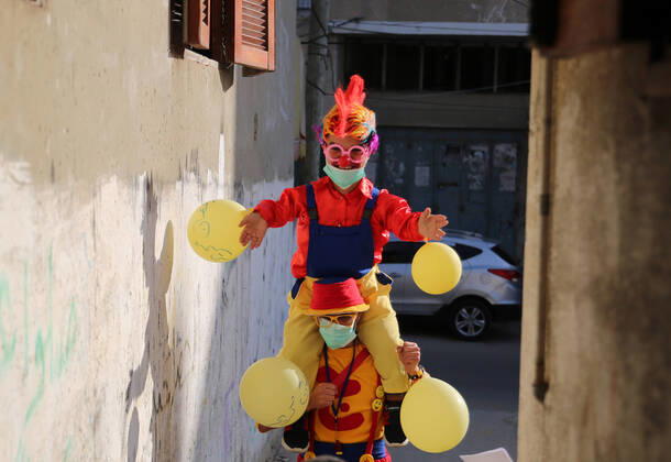 Coronavirus, Eindrücke aus Gaza April 23, 2020, Gaza City, The Gaza Strip, Palestine: Clown at Gaza city, Muslims will begin the Ramadan dawn-to-dusk fast on Friday Gaza City Palestine - ZUMAq100 20200423_zaa_q100_024 Copyright: xHassanxJedix