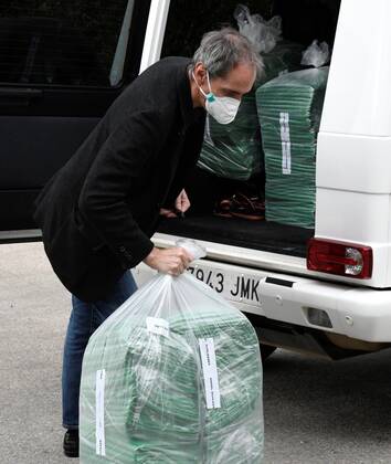 Oscar Areces, CEO of Angel Schlesser fashion brand, unloads some of the 1,000 protective health gowns that the firm is donating to the temporary hospital for COVID-19 patients set up at the IFEMA fair grounds in Madrid, Spain, 23 April 2020. Coronavirus situation in Spain !ACHTUNG: NUR REDAKTIONELLE NUTZUNG!  Copyright: xVictorxLerenax GRAF4896 20200423-637232664901115221