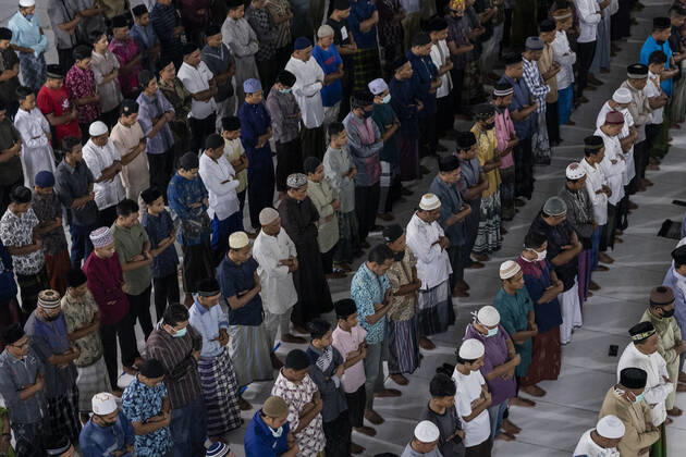 April 23, 2020, Lhokseumawe, Aceh, Indonesia: Indonesian Muslims man perform the first tarawih prayer on the holy month of Ramadan without applying social distancing amid concerns of coronavirus disease (COVID-19) at a Mosque in Lhokseumawe, Aceh province. During the fasting month of Ramadan, Muslims around the world do not eat, drink, smoke, and have sex from the sunrise to sunset. Lhokseumawe Indonesia - ZUMAm250 20200423_zip_m250_007 Copyright: xZikrixMaulanax