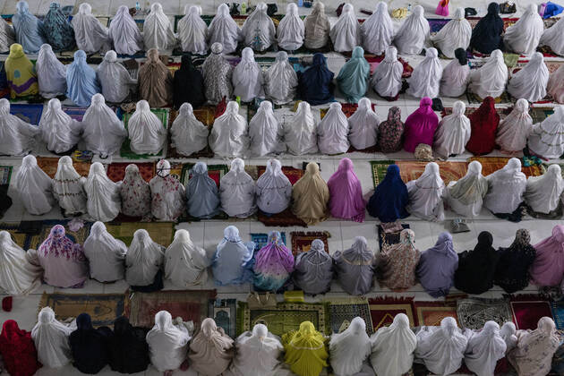 News Bilder des Tages April 23, 2020, Lhokseumawe, Aceh, Indonesia: Indonesian Muslims women perform the first tarawih prayer on the holy month of Ramadan without applying social distancing amid concerns of coronavirus disease (COVID-19) at a Mosque in Lhokseumawe, Aceh province. During the fasting month of Ramadan, Muslims around the world do not eat, drink, smoke, and have sex from the sunrise to sunset. Lhokseumawe Indonesia - ZUMAm250 20200423_zip_m250_003 Copyright: xZikrixMaulanax
