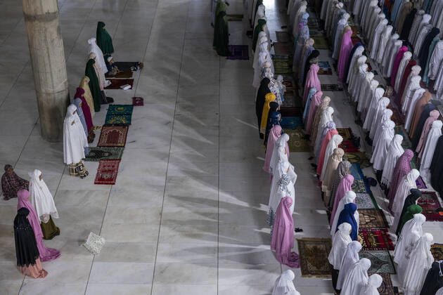 April 23, 2020, Lhokseumawe, Aceh, Indonesia: Indonesian Muslims women perform the first tarawih prayer on the holy month of Ramadan without applying social distancing amid concerns of coronavirus disease (COVID-19) at a Mosque in Lhokseumawe, Aceh province. During the fasting month of Ramadan, Muslims around the world do not eat, drink, smoke, and have sex from the sunrise to sunset. Lhokseumawe Indonesia - ZUMAm250 20200423_zip_m250_004 Copyright: xZikrixMaulanax