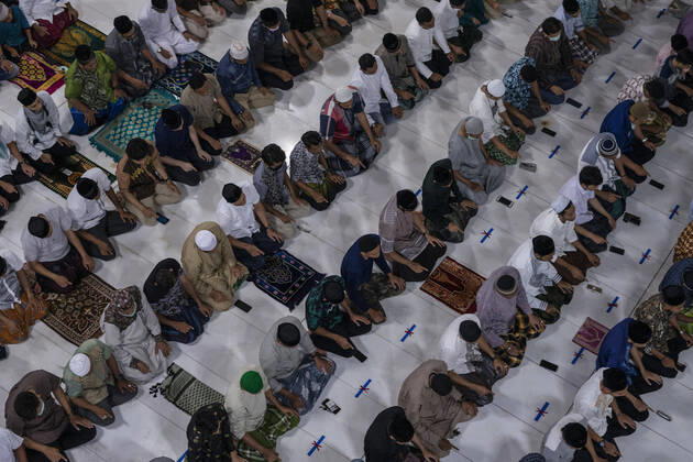 News Bilder des Tages April 23, 2020, Lhokseumawe, Aceh, Indonesia: Indonesian Muslims man perform the first tarawih prayer on the holy month of Ramadan without applying social distancing amid concerns of coronavirus disease (COVID-19) at a Mosque in Lhokseumawe, Aceh province. During the fasting month of Ramadan, Muslims around the world do not eat, drink, smoke, and have sex from the sunrise to sunset. Lhokseumawe Indonesia - ZUMAm250 20200423_zip_m250_006 Copyright: xZikrixMaulanax