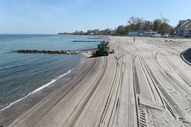 Strand in Niendorf, Spuren, Strandsaeuberung Niendorf