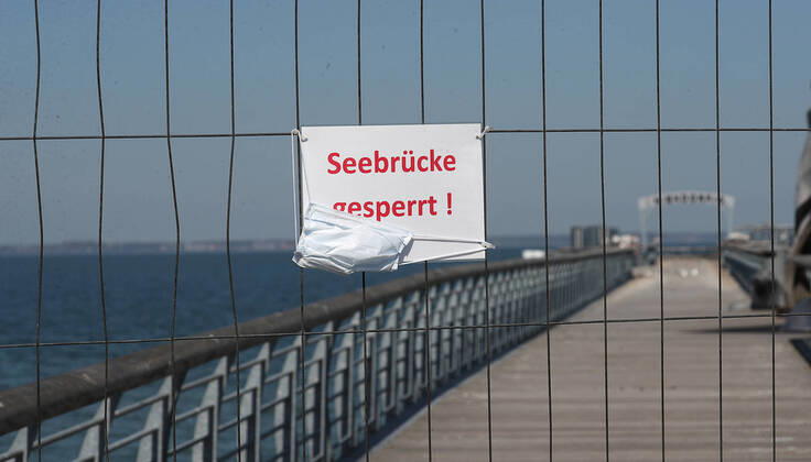 News Bilder des Tages Seebruecke gesperrt, Mundschutz Niendorf