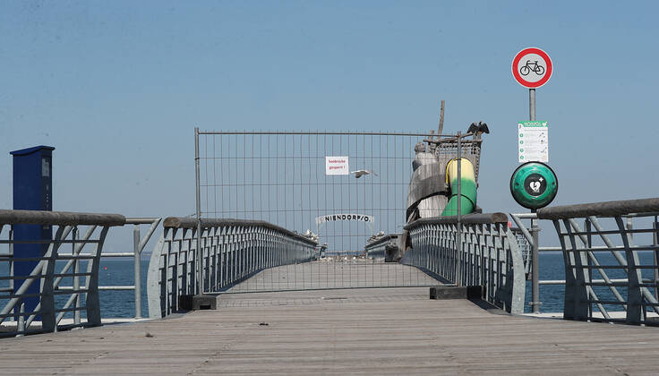 Gesperrte Seebruecke in Niendorf fest in Moewenbesitz Niendorf