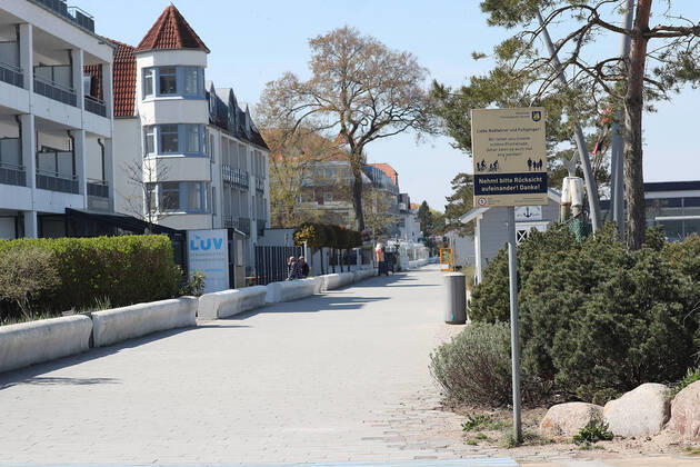 Menschenleere Promenade in Niendorf Niendorf