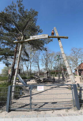 Gesperrter Spielplatz am Strand Niendorfs Niendorf