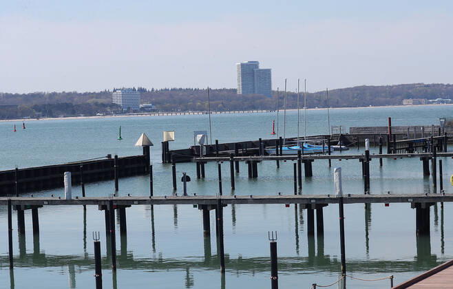 Leerer Bootshafen in Niendorf Niendorf