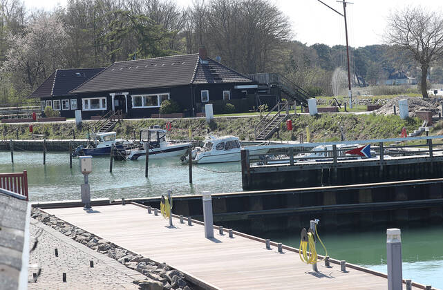 Leerer Bootshafen in Niendorf Niendorf
