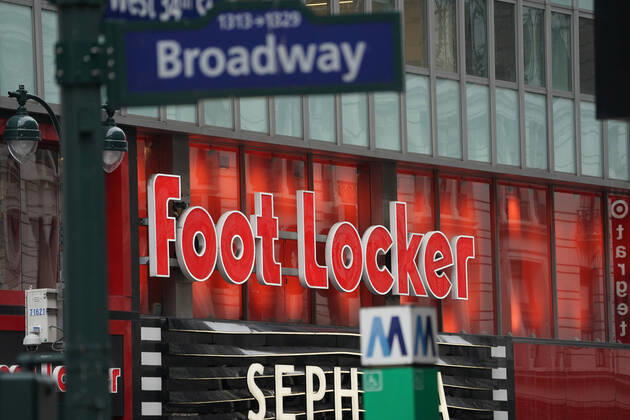 Coronavirus in den USA, Eindrücke aus New York April 23, 2020, New York, NY, USA: Footlocker announces it has furloughed most employees in Canada and North America during the COVID-19 pandemic on April 23, 2020 in New York. New York USA - ZUMAb148 20200423_zap_b148_054 Copyright: xBryanxSmithx