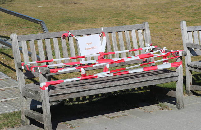 News Bilder des Tages Gesperrte Bank im Niendorfer Hafen Niendorf
