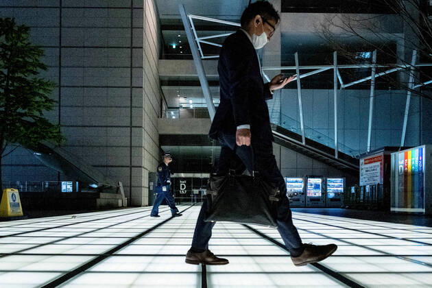 Coronavirus in Japan, Eindrücke aus Tokio April 23, 2020, Tokyo, Japan: A man wearing a face mask as a preventive measure walks on an empty street during the coronavirus crisis..The Japan government declared a state of emergency to cover the whole country and will continue until May 6. Tokyo governor, Yuriko Koike has asked restaurants and bars to be closed at 8pm as a preventive measure against COVID-2019. Tokyo Japan - ZUMAs197 20200423_zaa_s197_082 Copyright: xViolaxKamx