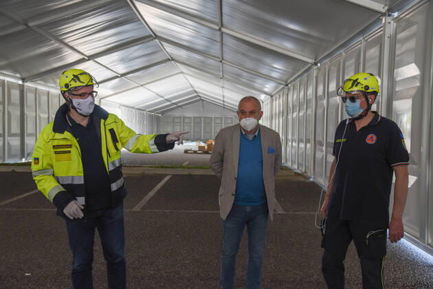 construction of the field hospital at monselice donated from qatar to italy - on the left giampaolo bottacin ,regional responsible of the civil protection, describe the intensive care zone during Construction of The Qatar Field Hospital at Monselice, Health in monselice (pd), Italy, April 23 2020  Copyright: xLM SimonexPiccirillix xIPAx xLivexMediax 0