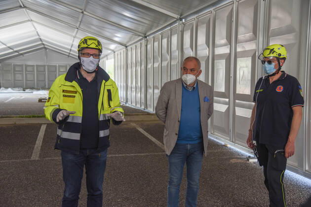 construction of the field hospital at monselice donated from qatar to italy - on the left giampaolo bottacin ,regional responsible of the civil protection, describe the intensive care zone during Construction of The Qatar Field Hospital at Monselice, Health in monselice (pd), Italy, April 23 2020  Copyright: xLM SimonexPiccirillix xIPAx xLivexMediax 0