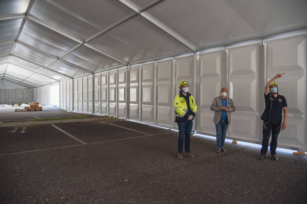 construction of the field hospital at monselice donated from qatar to italy - on the left giampaolo bottacin ,regional responsible of the civil protection, describe the intensive care zone during Construction of The Qatar Field Hospital at Monselice, Health in monselice (pd), Italy, April 23 2020  Copyright: xLM SimonexPiccirillix xIPAx xLivexMediax 0
