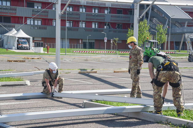 construction of the field hospital at monselice donated from qatar to italy - italian soldiers at work during Construction of The Qatar Field Hospital at Monselice, Health in monselice (pd), Italy, April 23 2020  Copyright: xLM SimonexPiccirillix xIPAx xLivexMediax 0