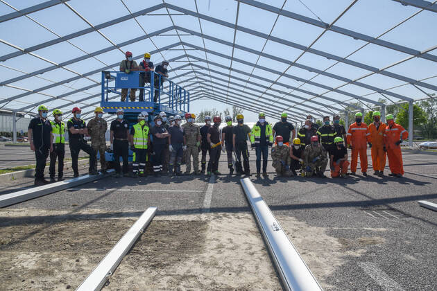 construction of the field hospital at monselice donated from qatar to italy - all the workers on field ,army, civil protection, alpini, during Construction of The Qatar Field Hospital at Monselice, Health in monselice (pd), Italy, April 23 2020  Copyright: xLM SimonexPiccirillix xIPAx xLivexMediax 0
