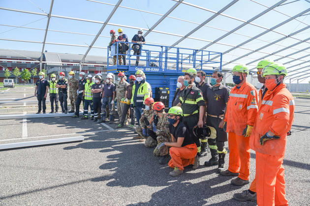 construction of the field hospital at monselice donated from qatar to italy - all the workers on field ,army, civil protection, alpini, during Construction of The Qatar Field Hospital at Monselice, Health in monselice (pd), Italy, April 23 2020  Copyright: xLM SimonexPiccirillix xIPAx xLivexMediax 0