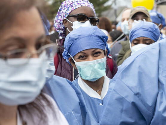 Coronavirus in den USA, Eindrücke aus New York NYC Police Benevolent Association thanks staff Nurse smiles behind facial mask during NYC Police Benevolent Association thanks staff at LIJMC. President of NYC Police Benevolent Association Patrick Lynch joins dozens of NYC police officers to address LIJMC staff to thank them for their heroic work in battling the COVID crisis and present staff with 750 individually-wrapped sandwiches, fruits and bottle of water. More than 7,000 patients were successfully treated and released from this hospital in the past few weeks. New Hyde Park New York United States Copyright: LevxRadin