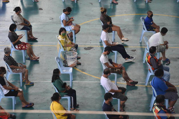 April 23, 2020, Bangkok, Thailand: People seat at a social distance as they wait for items during the event..Wat Rakhang Khositaram a Thai monk monastery gives to the general public and medical staff of Siriraj Hospital. Due to the shutdown following the Covid-19 outbreak, many people are living without income and economically affected. Bangkok Thailand - ZUMAs197 20200423_zaa_s197_099 Copyright: xYuttachaixKongprasertx