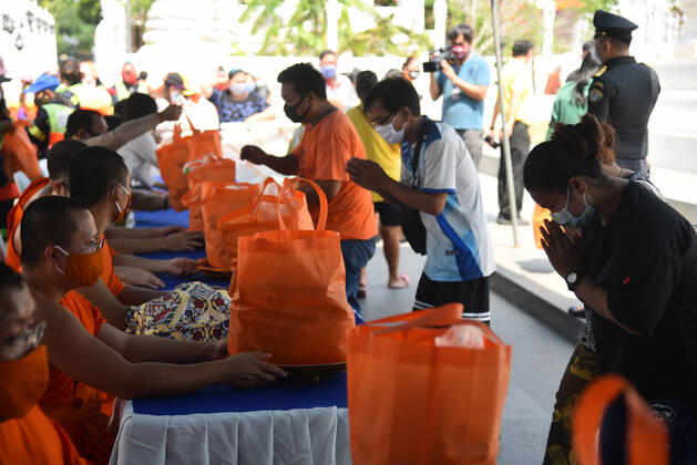 April 23, 2020, Bangkok, Thailand: People receiving items from Thai monks during the event..Wat Rakhang Khositaram a Thai monk monastery gives to the general public and medical staff of Siriraj Hospital. Due to the shutdown following the Covid-19 outbreak, many people are living without income and economically affected. Bangkok Thailand - ZUMAs197 20200423_zaa_s197_108 Copyright: xYuttachaixKongprasertx