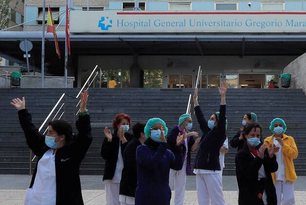 Health workers of Gregorio Maranon Hospital take part in the daily gratitude applause to thank medical and health care personnel in Madrid, Spain, 23 April 2020. The Spanish government declared the state of emergency on 14 March 2020 and the Mediterranean country has since been under a lockdown in a bid to slow down the spread of the pandemic COVID-19 disease caused by the SARS-CoV-2 coronavirus. Spain is under lockdown to avoid the spread of the pandemic COVID-19 disease caused by the SARS-CoV-2 coronavirus. Daily gratitude for health sector workers !ACHTUNG: NUR REDAKTIONELLE NUTZUNG!  Copyright: xFernandoxAlvaradox GRAF4946 20200423-637232707643644938