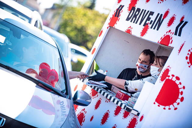 Masken-DriveIn dichtgemacht - Polizeibehörde unterstützt - Chaos durch Ansturm - Azubi hatte Idee - aufs. Reportage-Dreh mit vielen O-Tönen Masken Drive-In Ludwigshafen - über 2000 Masken in wenigen Stunden verkauft Masken Drive-In Ludwigsburg - über 2000 Masken in wenigen Stunden verkauft. Polizeibehörde kam am Donnerstag vor Ort, wollte ursprünglich beim Verkehrsregeln helfen, half dann mit, die Autofahrer zu informieren - aufgrund Chaos Gefahr durch lange Autoschlange, der Bus kam auch nichtmehr durch. Die Entscheidung, den Verkauf zu beenden, kam durch den Inhaber von PhotoFabrics, Herr Sapper, nicht von der Behörde.Baden-Württemberg, Teinacher Str. 42, 71634 Ludwigsburg, Deutschland Copyright: 7aktuell.dex xMarcxGruber