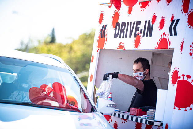 Masken-DriveIn dichtgemacht - Polizeibehörde unterstützt - Chaos durch Ansturm - Azubi hatte Idee - aufs. Reportage-Dreh mit vielen O-Tönen Masken Drive-In Ludwigshafen - über 2000 Masken in wenigen Stunden verkauft Masken Drive-In Ludwigsburg - über 2000 Masken in wenigen Stunden verkauft. Polizeibehörde kam am Donnerstag vor Ort, wollte ursprünglich beim Verkehrsregeln helfen, half dann mit, die Autofahrer zu informieren - aufgrund Chaos Gefahr durch lange Autoschlange, der Bus kam auch nichtmehr durch. Die Entscheidung, den Verkauf zu beenden, kam durch den Inhaber von PhotoFabrics, Herr Sapper, nicht von der Behörde.Baden-Württemberg, Teinacher Str. 42, 71634 Ludwigsburg, Deutschland Copyright: 7aktuell.dex xMarcxGruber
