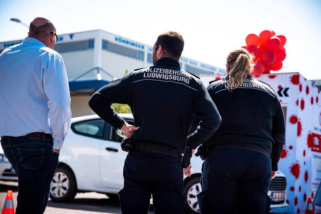 Masken-DriveIn dichtgemacht - Polizeibehörde unterstützt - Chaos durch Ansturm - Azubi hatte Idee - aufs. Reportage-Dreh mit vielen O-Tönen Masken Drive-In Ludwigshafen - über 2000 Masken in wenigen Stunden verkauft Masken Drive-In Ludwigsburg - über 2000 Masken in wenigen Stunden verkauft. Polizeibehörde kam am Donnerstag vor Ort, wollte ursprünglich beim Verkehrsregeln helfen, half dann mit, die Autofahrer zu informieren - aufgrund Chaos Gefahr durch lange Autoschlange, der Bus kam auch nichtmehr durch. Die Entscheidung, den Verkauf zu beenden, kam durch den Inhaber von PhotoFabrics, Herr Sapper, nicht von der Behörde.Baden-Württemberg, Teinacher Str. 42, 71634 Ludwigsburg, Deutschland Copyright: 7aktuell.dex xMarcxGruber