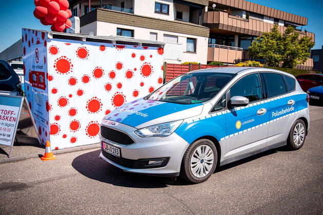 Masken-DriveIn dichtgemacht - Polizeibehörde unterstützt - Chaos durch Ansturm - Azubi hatte Idee - aufs. Reportage-Dreh mit vielen O-Tönen Masken Drive-In Ludwigshafen - über 2000 Masken in wenigen Stunden verkauft Masken Drive-In Ludwigsburg - über 2000 Masken in wenigen Stunden verkauft. Polizeibehörde kam am Donnerstag vor Ort, wollte ursprünglich beim Verkehrsregeln helfen, half dann mit, die Autofahrer zu informieren - aufgrund Chaos Gefahr durch lange Autoschlange, der Bus kam auch nichtmehr durch. Die Entscheidung, den Verkauf zu beenden, kam durch den Inhaber von PhotoFabrics, Herr Sapper, nicht von der Behörde.Baden-Württemberg, Teinacher Str. 42, 71634 Ludwigsburg, Deutschland Copyright: 7aktuell.dex xMarcxGruber