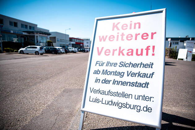News Bilder des Tages Masken-DriveIn dichtgemacht - Polizeibehörde unterstützt - Chaos durch Ansturm - Azubi hatte Idee - aufs. Reportage-Dreh mit vielen O-Tönen Masken Drive-In Ludwigshafen - über 2000 Masken in wenigen Stunden verkauft Masken Drive-In Ludwigsburg - über 2000 Masken in wenigen Stunden verkauft. Polizeibehörde kam am Donnerstag vor Ort, wollte ursprünglich beim Verkehrsregeln helfen, half dann mit, die Autofahrer zu informieren - aufgrund Chaos Gefahr durch lange Autoschlange, der Bus kam auch nichtmehr durch. Die Entscheidung, den Verkauf zu beenden, kam durch den Inhaber von PhotoFabrics, Herr Sapper, nicht von der Behörde.Baden-Württemberg, Teinacher Str. 42, 71634 Ludwigsburg, Deutschland Copyright: 7aktuell.dex xMarcxGruber