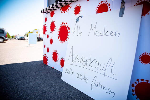Masken-DriveIn dichtgemacht - Polizeibehörde unterstützt - Chaos durch Ansturm - Azubi hatte Idee - aufs. Reportage-Dreh mit vielen O-Tönen Masken Drive-In Ludwigshafen - über 2000 Masken in wenigen Stunden verkauft Masken Drive-In Ludwigsburg - über 2000 Masken in wenigen Stunden verkauft. Polizeibehörde kam am Donnerstag vor Ort, wollte ursprünglich beim Verkehrsregeln helfen, half dann mit, die Autofahrer zu informieren - aufgrund Chaos Gefahr durch lange Autoschlange, der Bus kam auch nichtmehr durch. Die Entscheidung, den Verkauf zu beenden, kam durch den Inhaber von PhotoFabrics, Herr Sapper, nicht von der Behörde.Baden-Württemberg, Teinacher Str. 42, 71634 Ludwigsburg, Deutschland Copyright: 7aktuell.dex xMarcxGruber