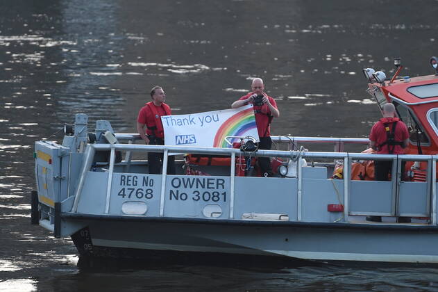 Coronavirus in Großbritannien, Eindrücke aus London . 23 04 2020. London, United Kingdom. Coronavirus crisis. People gather at London Bridge to thank the NHS clapping and cheering as the coronavirus lockdown continues.  xGustavoxValientex xi-Imagesx IIM-21052-0023