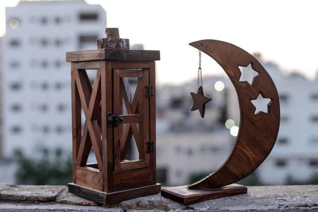 Coronavirus, Eindrücke aus Gaza April 23, 2020, Gaza City, Gaza Strip, Palestinian Territory: A Palestinian Nedal al-Nakhala, 22, and his sister Heba, 24, they make Ramadan lanterns traditional at their workshop in Gaza city on April 23, 2020. Muslims across the world are preparing for the Islamic holy fasting month of Ramadan, which prohibits eating, drinking, smoking from dawn to dusk Gaza City Palestinian Territory - ZUMAap3_ 20200423_zaf_ap3_102 Copyright: xMahmoudxAjjourx