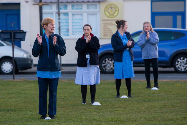 . 23 04 2020. Seaham, United Kingdom. Staf from the Durham Constabulary, County Durham and Darlington Fire and Rescue and nurses take part in clap for carers in Seaham, County Durham.  xTomxBanksx xi-Imagesx IIM-21057-0024