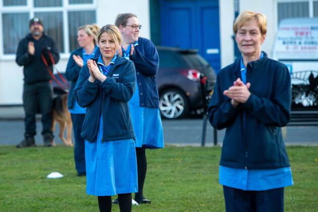. 23 04 2020. Seaham, United Kingdom. Staf from the Durham Constabulary, County Durham and Darlington Fire and Rescue and nurses take part in clap for carers in Seaham, County Durham.  xTomxBanksx xi-Imagesx IIM-21057-0026