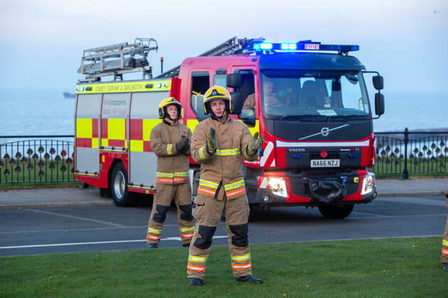 . 23 04 2020. Seaham, United Kingdom. Staf from the Durham Constabulary, County Durham and Darlington Fire and Rescue and nurses take part in clap for carers in Seaham, County Durham.  xTomxBanksx xi-Imagesx IIM-21057-0028