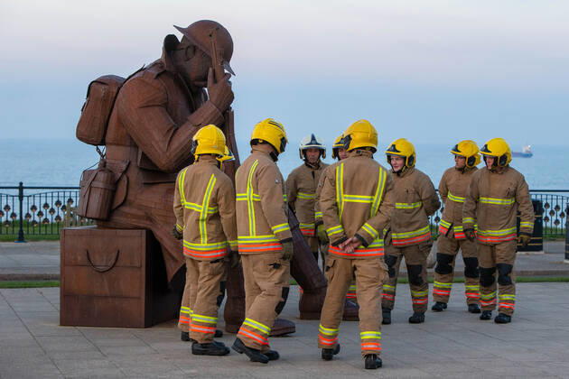 . 23 04 2020. Seaham, United Kingdom. Staf from the Durham Constabulary, County Durham and Darlington Fire and Rescue and nurses take part in clap for carers in Seaham, County Durham.  xTomxBanksx xi-Imagesx IIM-21057-0030