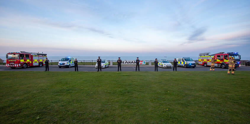 News Bilder des Tages . 23 04 2020. Seaham, United Kingdom. Staf from the Durham Constabulary, County Durham and Darlington Fire and Rescue and nurses take part in clap for carers in Seaham, County Durham.  xTomxBanksx xi-Imagesx IIM-21057-0001