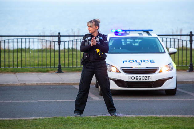 . 23 04 2020. Seaham, United Kingdom. Staf from the Durham Constabulary, County Durham and Darlington Fire and Rescue and nurses take part in clap for carers in Seaham, County Durham.  xTomxBanksx xi-Imagesx IIM-21057-0004