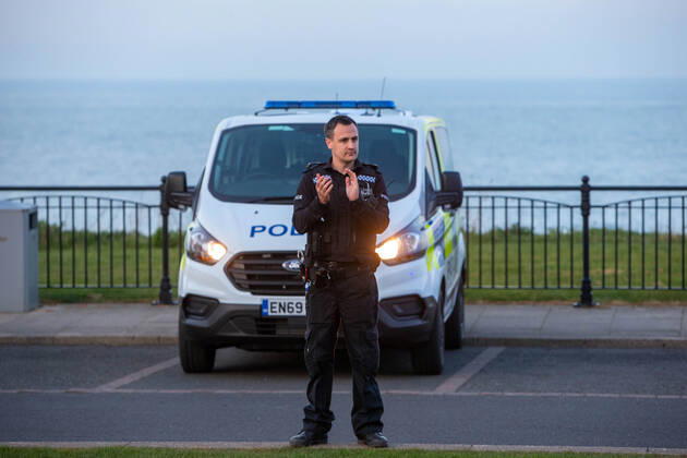 . 23 04 2020. Seaham, United Kingdom. Staf from the Durham Constabulary, County Durham and Darlington Fire and Rescue and nurses take part in clap for carers in Seaham, County Durham.  xTomxBanksx xi-Imagesx IIM-21057-0005