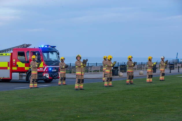 . 23 04 2020. Seaham, United Kingdom. Staf from the Durham Constabulary, County Durham and Darlington Fire and Rescue and nurses take part in clap for carers in Seaham, County Durham.  xTomxBanksx xi-Imagesx IIM-21057-0007