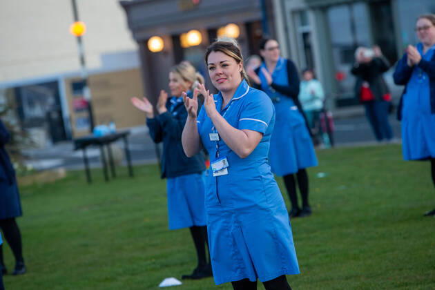 . 23 04 2020. Seaham, United Kingdom. Staf from the Durham Constabulary, County Durham and Darlington Fire and Rescue and nurses take part in clap for carers in Seaham, County Durham.  xTomxBanksx xi-Imagesx IIM-21057-0009