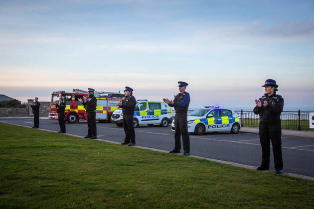 . 23 04 2020. Seaham, United Kingdom. Staf from the Durham Constabulary, County Durham and Darlington Fire and Rescue and nurses take part in clap for carers in Seaham, County Durham.  xTomxBanksx xi-Imagesx IIM-21057-0013