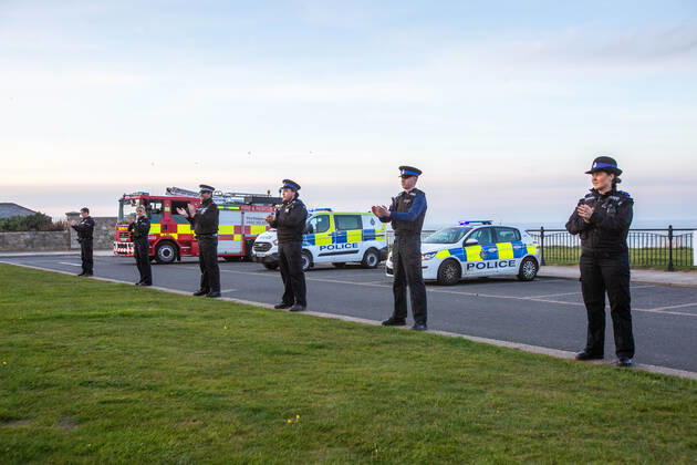 . 23 04 2020. Seaham, United Kingdom. Staf from the Durham Constabulary, County Durham and Darlington Fire and Rescue and nurses take part in clap for carers in Seaham, County Durham.  xTomxBanksx xi-Imagesx IIM-21057-0014