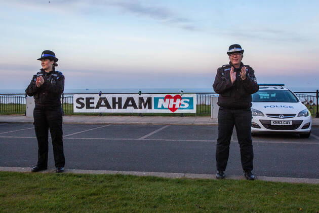 . 23 04 2020. Seaham, United Kingdom. Staf from the Durham Constabulary, County Durham and Darlington Fire and Rescue and nurses take part in clap for carers in Seaham, County Durham.  xTomxBanksx xi-Imagesx IIM-21057-0016