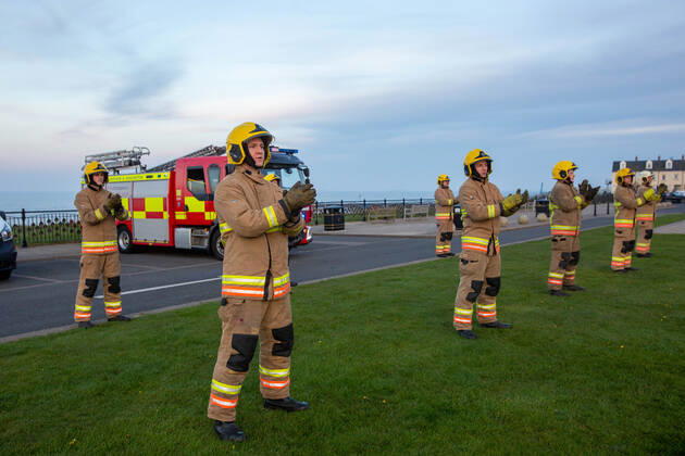 . 23 04 2020. Seaham, United Kingdom. Staf from the Durham Constabulary, County Durham and Darlington Fire and Rescue and nurses take part in clap for carers in Seaham, County Durham.  xTomxBanksx xi-Imagesx IIM-21057-0017