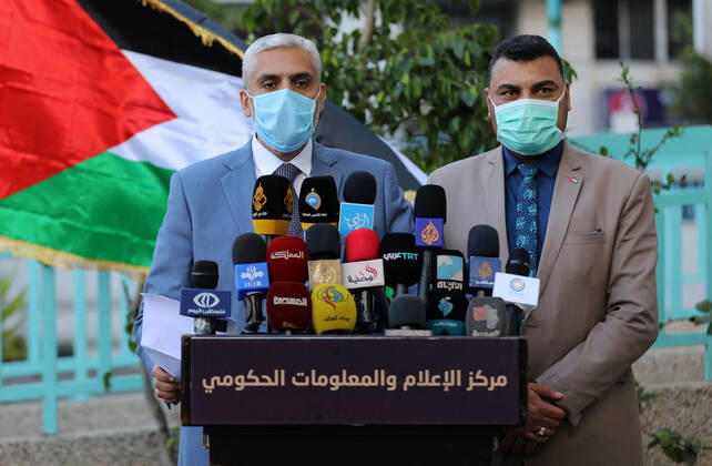 Coronavirus, Eindrücke aus Gaza April 23, 2020, Gaza City, Gaza Strip, Palestinian Territory: Head of the government media office, Salama Maarouf, wearing a mask, speaks during a press conference, in Gaza city, on April 23, 2020 Gaza City Palestinian Territory - ZUMAap3_ 20200423_zaf_ap3_118 Copyright: xMahmoudxNasserx