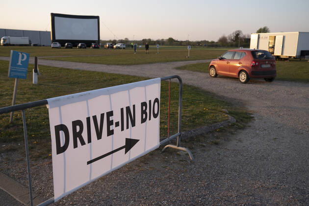 Mens biograferne er lukket er Drive In Bio kommet igang igen i det sydlige Danmark. Torsdag den 23 april startede man op i Roedekro. Der er to film hver aften torsdag, fredag og loerdag. Det er ejeren af Kinorama Per Matthiesen i Aabenraa der er idemanden. Der er plads til 200 biler paa pladsen.. , Aabenraa Denmark Copyright: ClausxFisker ClausxFiskerx cop113 spdk20200423-214644-L